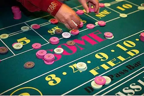 Tampilan permainan Casino Hold'em di aplikasi mobile mentari138 dengan dealer langsung